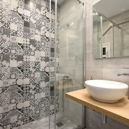 Central Downtown Two Bedroom Appartement *